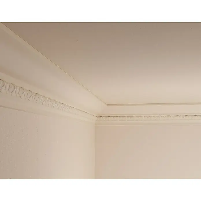 Nmc Decoflair Zierprofil Deckenleiste E11 - 2 m x 100 mm x 80 mm, Expandiertes Polystyrol (EPS) - Nahaufnahme einer Stuckdecke mit kunstvollen Verzierungen an den Wänden, die dem Raum ein elegantes, klassisches Flair verleihen.
