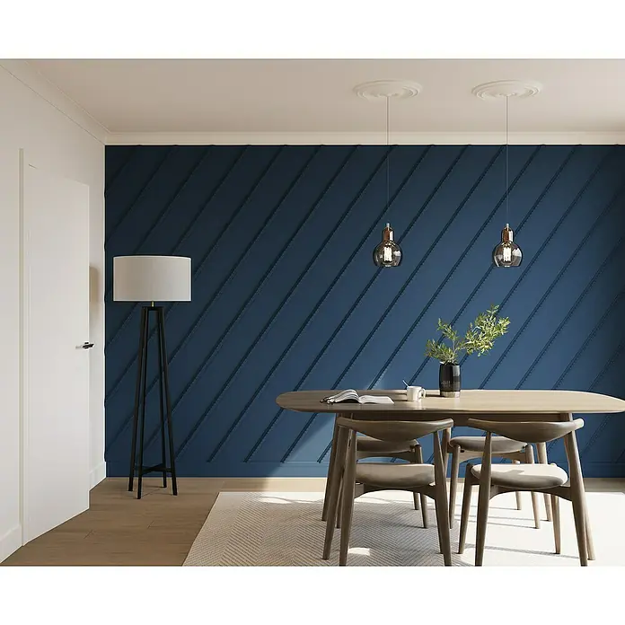 Nmc Decoflair Rosette M75 - Durchmesser: 400 mm, Polyurethan, Weiß - Esszimmer mit Esstisch aus Holz, Stühlen, Stehlampe und Pendelleuchten. Die Akzentwand ist blau mit einem diagonalen Muster.