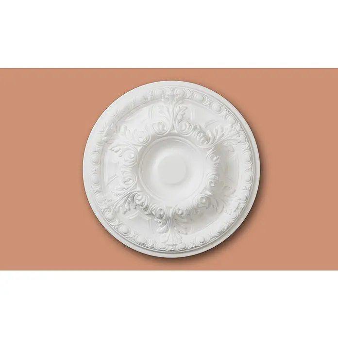Nmc Decoflair Rosette B17 - Durchmesser: 500 mm, Expandiertes Polystyrol (EPS), Weiß - Detailaufnahme einer weißen, runden Deckenrosette mit floralem Design auf einem farbigen Hintergrund. Eine elegante Dekoration für jeden Raum.