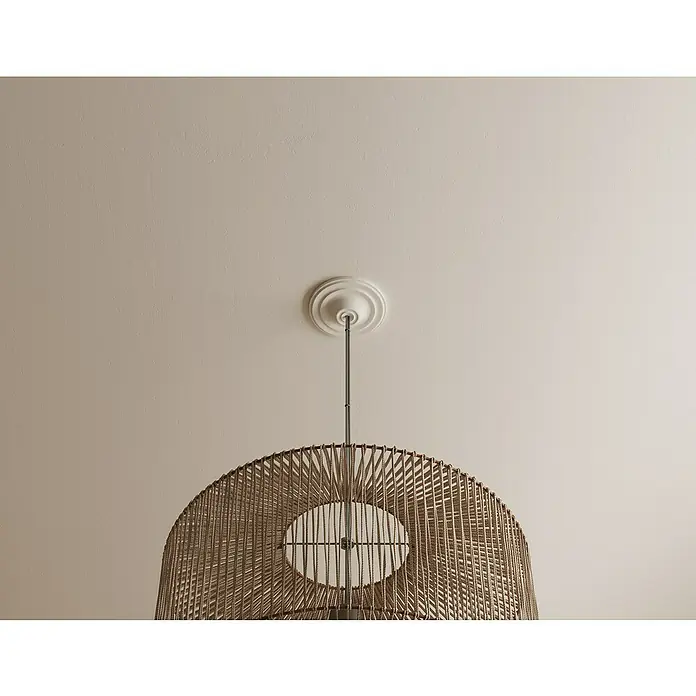 Nmc Decoflair Rosette B9 - Durchmesser: 115 mm, Expandiertes Polystyrol (EPS), Weiß - Diese Aufnahme zeigt eine kunstvolle Pendelleuchte, die von der Decke hängt und den Raum mit ihrem Design bereichert.