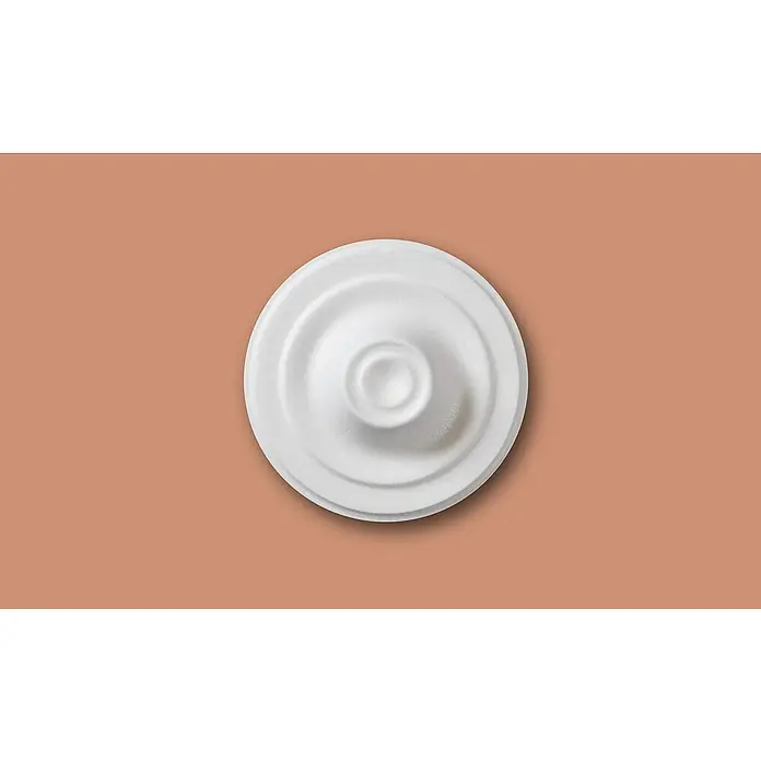 Nmc Decoflair Rosette B9 - Durchmesser: 115 mm, Expandiertes Polystyrol (EPS), Weiß - Nahaufnahme einer weißen, kreisförmigen Deckenrosette auf einem einfarbigen, hellbraunen Hintergrund für dekorative Beleuchtungslösungen.