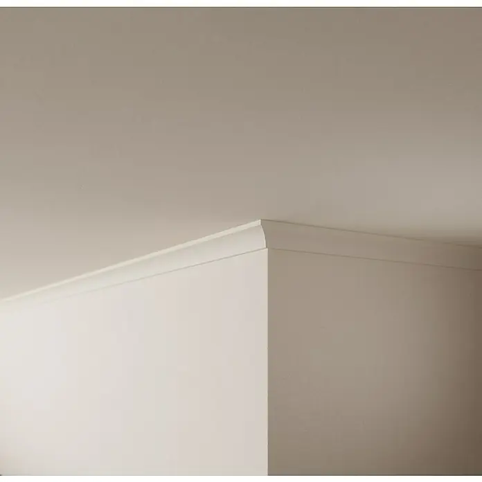 Nmc Decoflair Zierprofil Deckenleiste D5 - 6 Stk., 200 cm x 35 mm x 30 mm, Extrudiertes Polystyrol (XPS) - Detailaufnahme einer eleganten, weißen Deckenleiste, die einen sauberen Übergang zwischen Wand und Decke schafft und den Raum optisch aufwertet.
