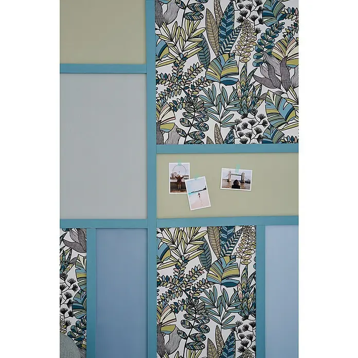 Nmc Decoflair Zierprofil Wandleiste C19 - 200 cm x 38 mm x 10 mm, Hochverdichtetes extrudiertes Polymer (HDPS) - Dekorative Wandgestaltung mit tropischem Blättermuster, blauen Rahmen und farblich passenden Flächen, die eine stilvolle und lebendige Atmosphäre schafft.
