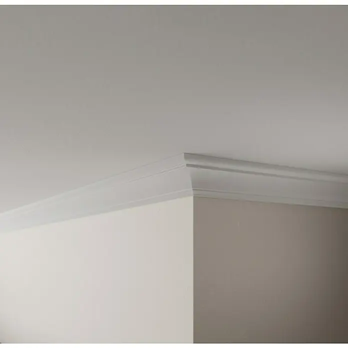 Nmc Decoflair Zierprofil Deckenleiste F11 - 2 m x 70 mm x 70 mm, Polyurethan - Detailaufnahme einer weißen, eleganten Zierleiste, die Decke und Wand stilvoll verbindet. Schönes Designelement für ein modernes Interieur.