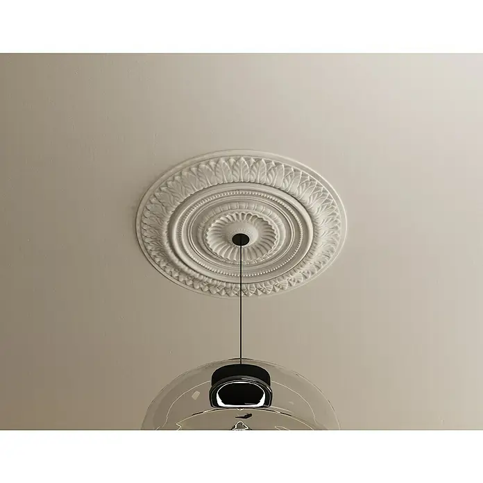 Nmc Decoflair Rosette B27 - Durchmesser: 665 mm, Expandiertes Polystyrol (EPS), Weiß - Deckendetail mit Stuckrosette und einer Pendelleuchte mit Glaskuppel, die ein elegantes und modernes Ambiente erzeugt.