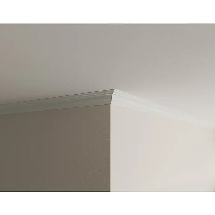 Nmc Decoflair Zierprofil Deckenleiste D12 - 6 Stk., 200 cm x 30 mm x 30 mm, Extrudiertes Polystyrol (XPS) - Detailaufnahme einer eleganten, weißen Zierleiste, die Wand und Decke stilvoll verbindet und dem Raum eine raffinierte Note verleiht.
