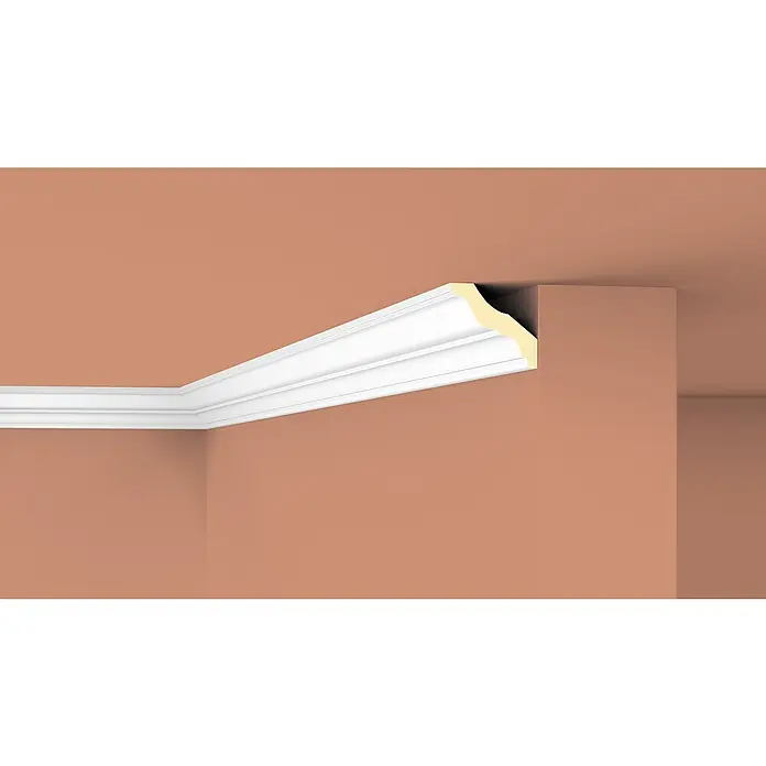 Nmc Decoflair Zierprofil Deckenleiste F15 - 2 m x 100 mm x 90 mm, Polyurethan - Das Bild zeigt eine weiße Stuckbordüre, die eine elegante Ergänzung zu einer Wand in einem warmen Erdton darstellt. Elegantes Innendesign.