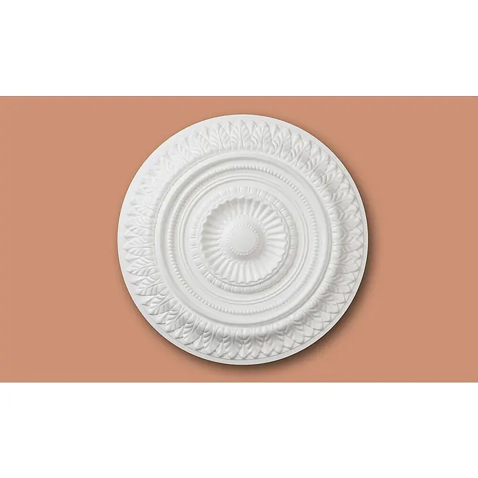 Nmc Decoflair Rosette B27 - Durchmesser: 665 mm, Expandiertes Polystyrol (EPS), Weiß - Detailaufnahme einer weißen, runden Deckenrosette mit filigranen Verzierungen auf einem sanften, farbigen Untergrund.