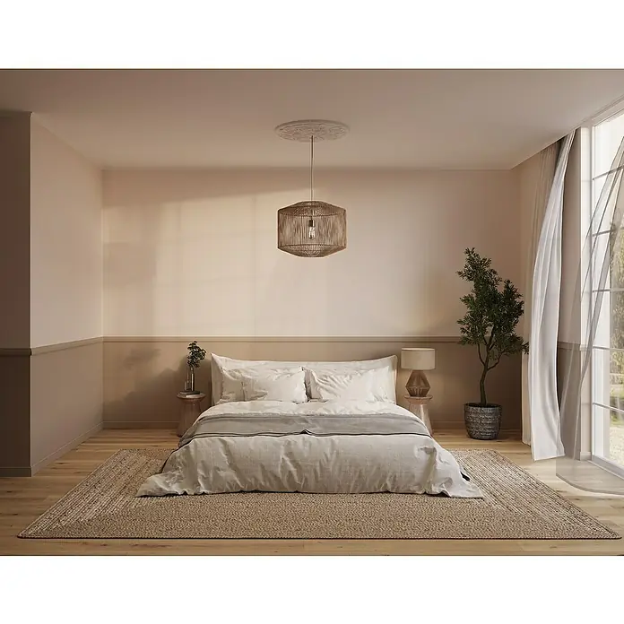 Nmc Decoflair Zierprofil Deckenleiste D12 - 6 Stk., 200 cm x 30 mm x 30 mm, Extrudiertes Polystyrol (XPS) - Einladendes Schlafzimmer mit einem bequemen Bett, einem großen Teppich und einer stilvollen Hängelampe als Blickfang.