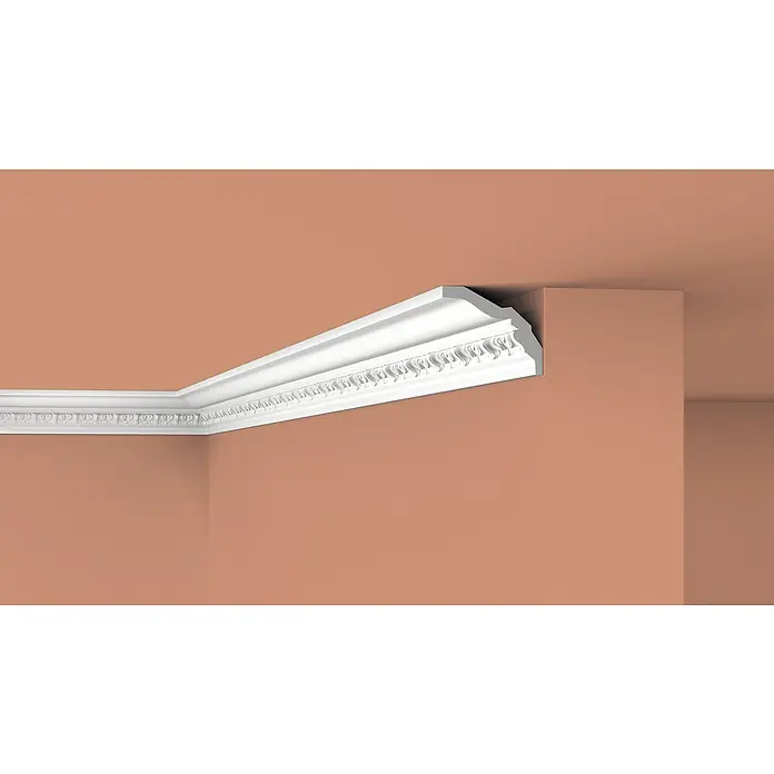 Nmc Decoflair Zierprofil Deckenleiste E11 - 2 m x 100 mm x 80 mm, Expandiertes Polystyrol (EPS) - Detailaufnahme einer weißen, dekorativen Zierleiste an einer Wand in Pfirsichfarbe, die einen eleganten Übergang zur Decke bildet.