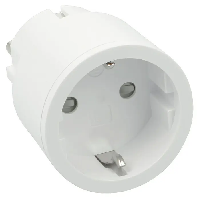 Intertechno Funksteckdosen-Set 3fach Zwischenstecker Set ein/aus mit Handsender - Weiß, Max. Anschlussleistung: 2.300 W, 3 -tlg. - Nahaufnahme eines weißen Schuko-Steckers mit rundem Design und Metallkontakten für eine sichere Stromversorgung.