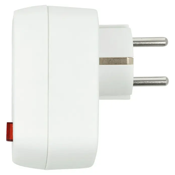 REV Euro-Adapter 2+1 - 3.500 W, 1.500 A, 250 V, Weiß - Nahaufnahme eines weißen Steckdosenadapters mit zwei Stiften und einer roten Kontrollleuchte auf schwarzem Hintergrund.