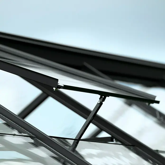 Vitavia Gewächshaus-Dachfenster - 62 x 55 x 4 cm, Schwarz, Passend für: Vitavia Gewächshaus Venus/Uranus/Merkur/Mars/Cassandra/Apollo - Nahaufnahme eines Gewächshausfensters mit schwarzem Rahmen, das teilweise geöffnet ist und einen Blick auf den blauen Himmel ermöglicht.