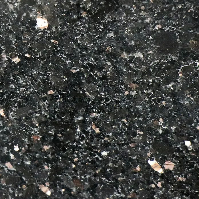 Fuchs Design Natursteinziegel Crystal Collection NatureTouch - Galaxy Black, Poliert, 20 x 10 x 5 cm - Nahaufnahme von poliertem schwarzem Granit mit schimmernden Bronzeflecken, ideal für Arbeitsplatten.