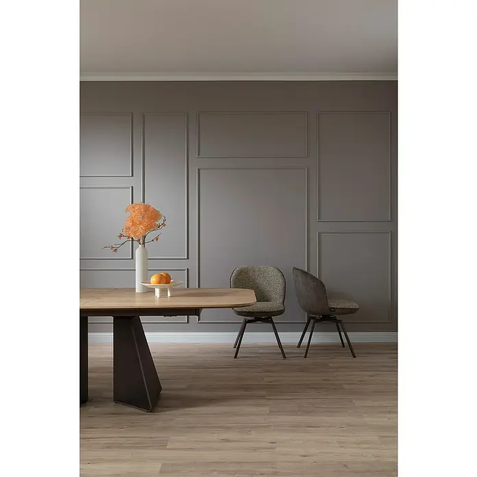 SCHÖNER WOHNEN-Kollektion Zierprofil Deckenleiste Elegant 1 - 2 m x 70 mm x 70 mm, Hochverdichtetes extrudiertes Polymer (HDPS) - Modernes Esszimmer mit hellem Holztisch, zwei eleganten Drehstühlen und dekorativer Blumenvase auf dem Tisch.