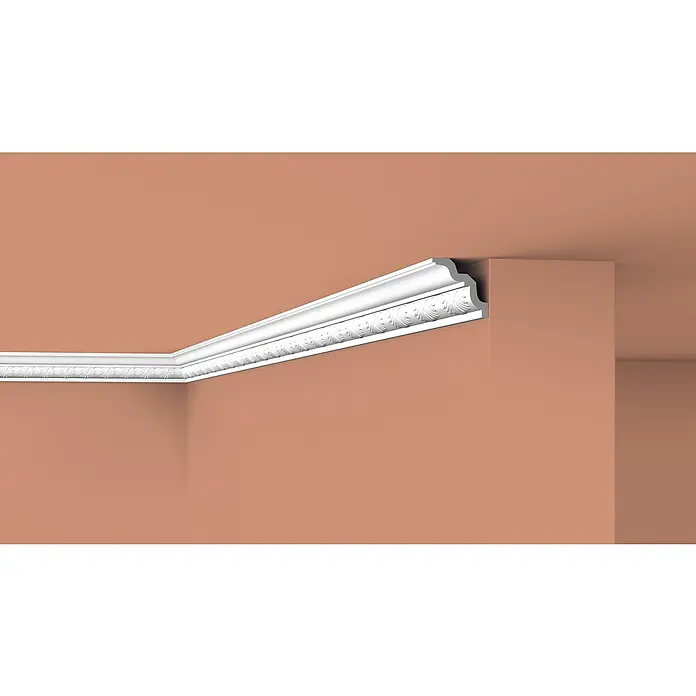 Nmc Decoflair Zierprofil Deckenleiste E24 - 2 m x 60 mm x 60 mm, Expandiertes Polystyrol (EPS) - Detailaufnahme einer eleganten, weißen Zierleiste an einer Wand, die den Übergang zur Decke schmückt und dem Raum eine klassische Note verleiht.