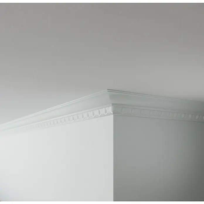Nmc Decoflair Zierprofil Deckenleiste E10 - 200 cm x 75 mm x 75 mm, Expandiertes Polystyrol (EPS) - Detailaufnahme einer eleganten, weißen Zierleiste an der Decke, die den Übergang zur Wand stilvoll akzentuiert.