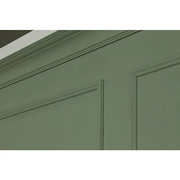 SCHÖNER WOHNEN-Kollektion Zierprofil Deckenleiste Elegant 2 - 2 m x 40 mm x 40 mm, Hochverdichtetes extrudiertes Polymer (HDPS) - Detailansicht einer eleganten, olivgrünen Wandvertäfelung mit feinen Zierleisten, die eine stilvolle und klassische Atmosphäre schafft.