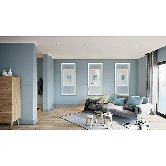 Nmc Decoflair Zierprofil Deckenleiste D17 - 200 x 78 x 66 mm, Extrudiertes Polystyrol (XPS) - Elegantes Wohnzimmer in Blautönen mit stilvoller Couch, Holzkommode und modernen Kunstdrucken, die eine harmonische Atmosphäre schaffen.
