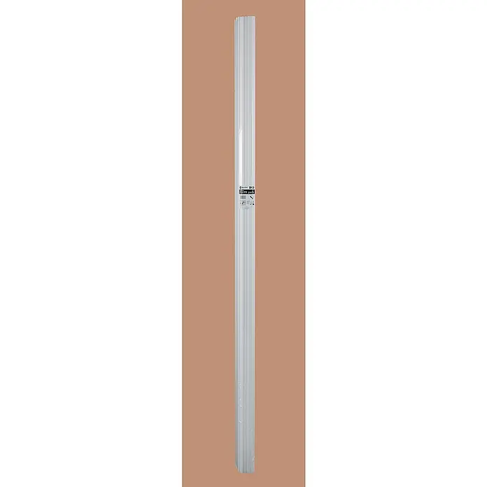 Nmc Decoflair Zierprofil Deckenleiste D13 - 6 Stk., 200 cm x 42 mm x 49 mm, Extrudiertes Polystyrol (XPS) - Eine lange, schmale Packung mit mehreren weißen Kunststoff-Wandpaneelen, die übereinander gestapelt und in Folie verpackt sind.