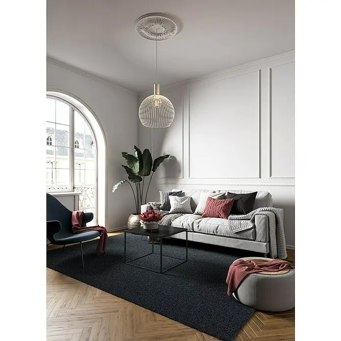 Nmc Decoflair Zierprofil Wandleiste CO2 - 200 cm x 18 mm x 38 mm, Hochverdichtetes extrudiertes Polymer (HDPS) - Elegantes Wohnzimmer mit einer stilvollen Couch, einem modernen Teppich und einer dekorativen Pendelleuchte, die für eine gemütliche Atmosphäre sorgt.