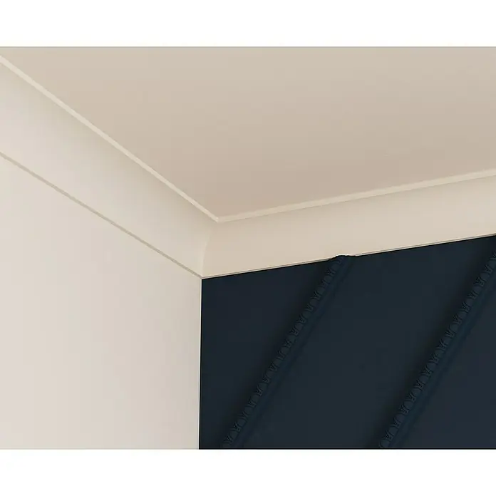 Nmc Decoflair Zierprofil Deckenleiste D17 - 200 x 78 x 66 mm, Extrudiertes Polystyrol (XPS) - Detailaufnahme einer Wand mit Stuckelementen in Dunkelblau, die durch eine weiße Decke und Zierleisten ergänzt werden.