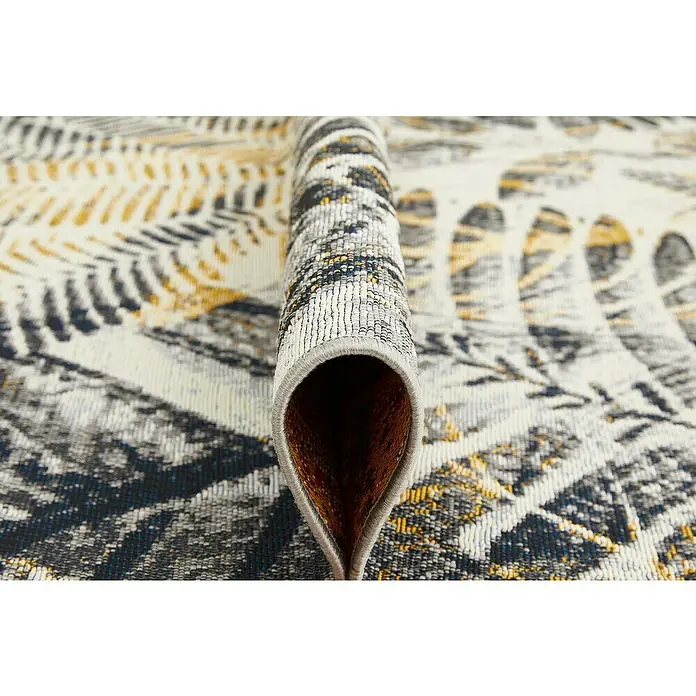Outdoor-Teppich Portland - Grau/Gelb, 235 x 160 cm, 75 % Polypropylen, 25 % Polyester - Detailaufnahme eines modernen Teppichs mit abstraktem Blättermuster in Grau, Gold und Blau, gerollt, um Textur und Design zu zeigen.