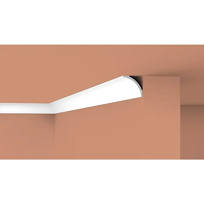 Nmc Decoflair Zierprofil Deckenleiste D17 - 200 x 78 x 66 mm, Extrudiertes Polystyrol (XPS) - Weiße Deckenleiste mit Rundung, angebracht zwischen Wand und Decke in einem Raum mit pfirsichfarbenen Wänden.