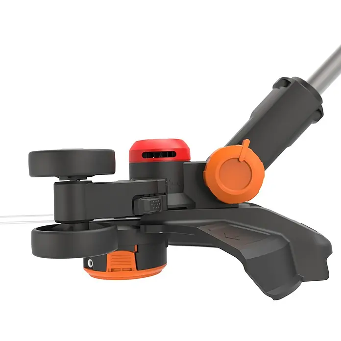 Worx PowerShare 20V Akku-Rasentrimmer WG173E.9 - 20 V, Li-Ionen, Ohne Akku, Schnittbreite Faden: 33 cm - Detailaufnahme eines Rasentrimmers mit schwarzem Gehäuse, roten und orangefarbenen Akzenten. Das Gerät ist scharf und modern gestaltet.