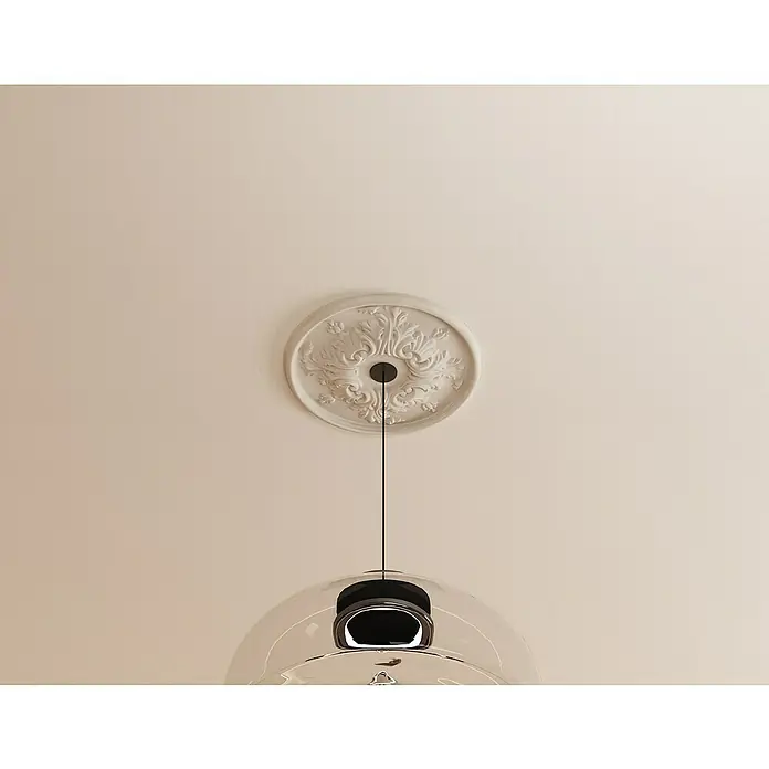 Nmc Decoflair Rosette M74 - Durchmesser: 400 mm, Polyurethan, Weiß - Eine Pendelleuchte mit einem Deckenornament. Das Licht ist unter dem Ornament an der Decke befestigt, was eine elegante Optik verleiht.