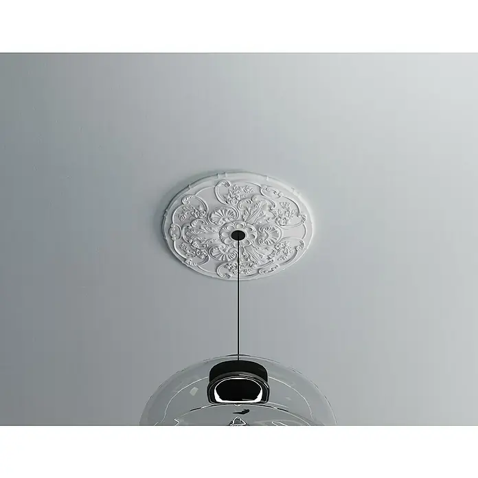 Nmc Decoflair Rosette M78 - Durchmesser: 480 mm, Polyurethan, Weiß - Detailaufnahme einer Deckenrosette mit filigranem Blumendesign und einer modernen Pendelleuchte darunter, die einen stilvollen Kontrast erzeugt.