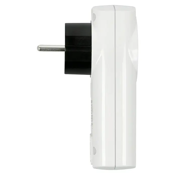 Intertechno Zwischenstecker Funk mit Abschaltautomatik ITLR-2300T - Max. Anschlussleistung: 2.300 W - Nahaufnahme eines weißen Smart Plugs mit schwarzem Stecker und silbernen Stiften vor schwarzem Hintergrund.
