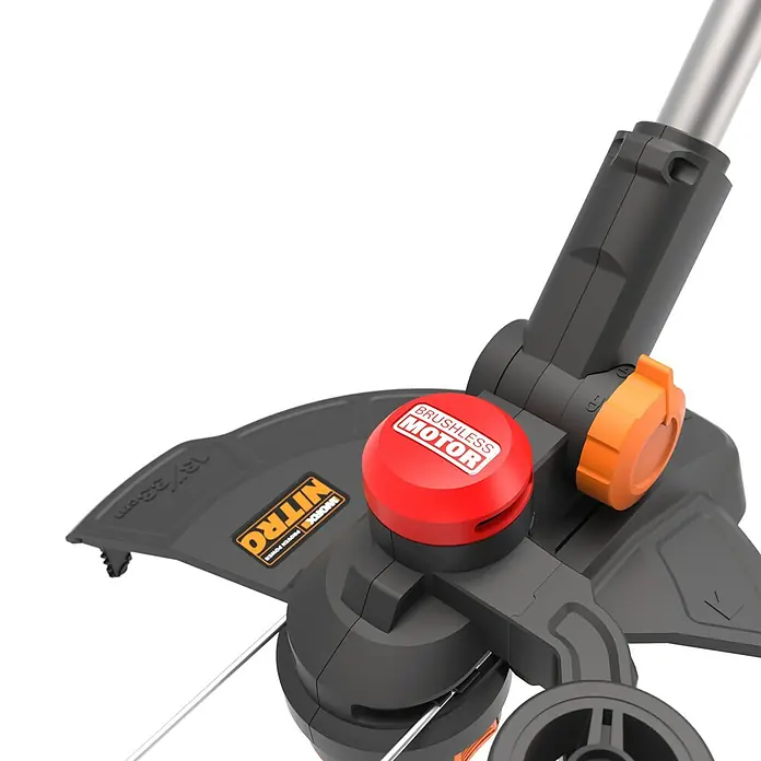 Worx PowerShare 20V Akku-Rasentrimmer WG173E.9 - 20 V, Li-Ionen, Ohne Akku, Schnittbreite Faden: 33 cm - Nahaufnahme eines Worx Nitro Akku-Rasentrimmers mit bürstenlosem Motor und rotem Knopf.