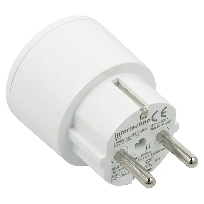 Intertechno Funksteckdosen-Set 3fach Zwischenstecker Set ein/aus mit Handsender - Weiß, Max. Anschlussleistung: 2.300 W, 3 -tlg. - Nahaufnahme eines weißen Intertechno IT-3 Funksteckdosenadapters mit CE-Kennzeichnung, zur Verwendung im Innenbereich.