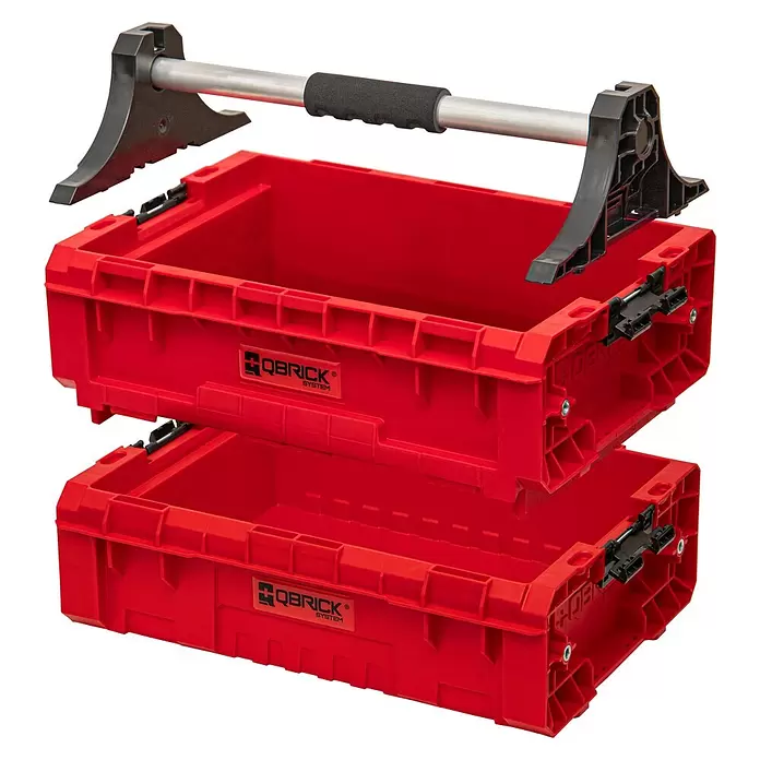 Qbrick System Werkzeugkasten Pro Modular Tray - L x B x H: 46,5 x 31 x 36,7 cm, Traglast: 18 kg, Polypropylen - Zwei gestapelte rote Kunststoffboxen mit silbernem Griff und schwarzem Griffstück.