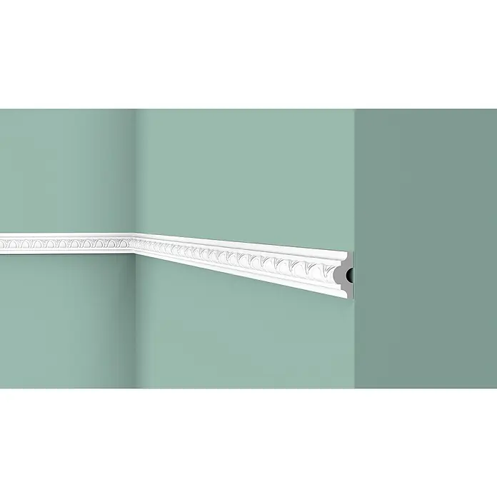 Nmc Decoflair Zierprofil Wandleiste CO2 - 200 cm x 18 mm x 38 mm, Hochverdichtetes extrudiertes Polymer (HDPS) - Nahaufnahme einer weißen Zierleiste, die an einer mintgrünen Wand entlangläuft und architektonische Details hervorhebt.