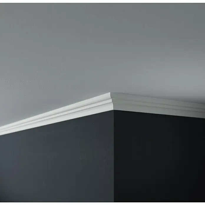 Nmc Decoflair Zierprofil Deckenleiste D13 - 6 Stk., 200 cm x 42 mm x 49 mm, Extrudiertes Polystyrol (XPS) - Weiße Deckenleiste, die einen sauberen Übergang zwischen grauer Decke und dunkler Wand bildet, sorgt für einen eleganten architektonischen Akzent.