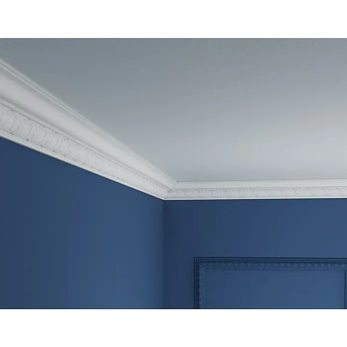 Nmc Decoflair Zierprofil Deckenleiste E24 - 2 m x 60 mm x 60 mm, Expandiertes Polystyrol (EPS) - Detailaufnahme einer eleganten, weißen Stuckaturleiste, die eine stilvolle Verbindung zwischen Wand und Decke in einem Raum schafft.