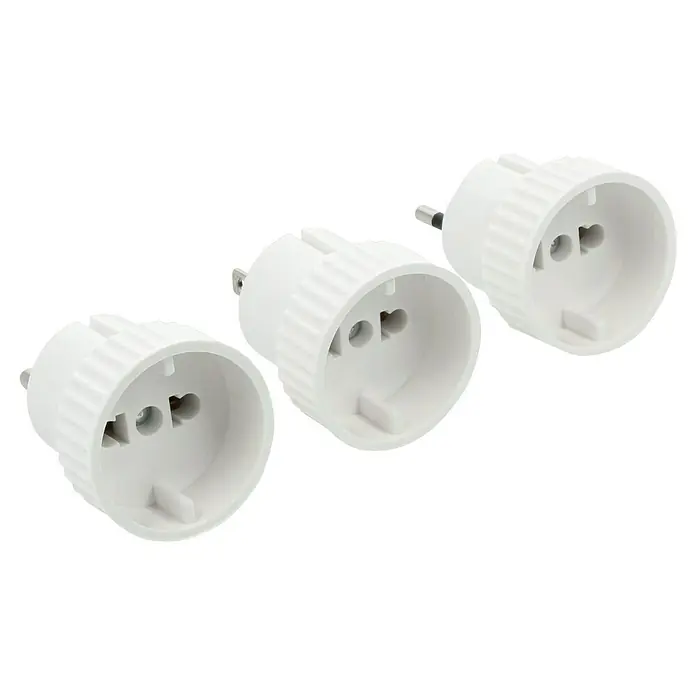 Voltomat Reisestecker-Set 3-teilig - 3 Länderadapter - Nahaufnahme von drei weißen Reiseadaptern mit Eurostecker, ideal für internationale Reisen. Kompakte und praktische Lösung für Stromanschlüsse.