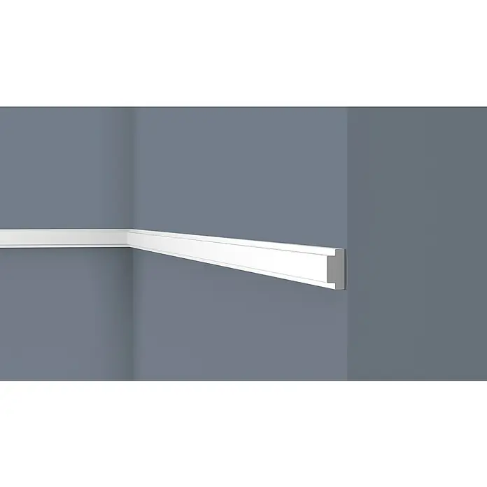 SCHÖNER WOHNEN-Kollektion Zierprofil Wandleiste Modern 4 - 2 m x 30 mm x 14,5 mm, Hochverdichtetes extrudiertes Polymer (HDPS) - Nahaufnahme einer weißen Wandleiste an einer grauen Wand, die architektonische Details und modernes Design hervorhebt.