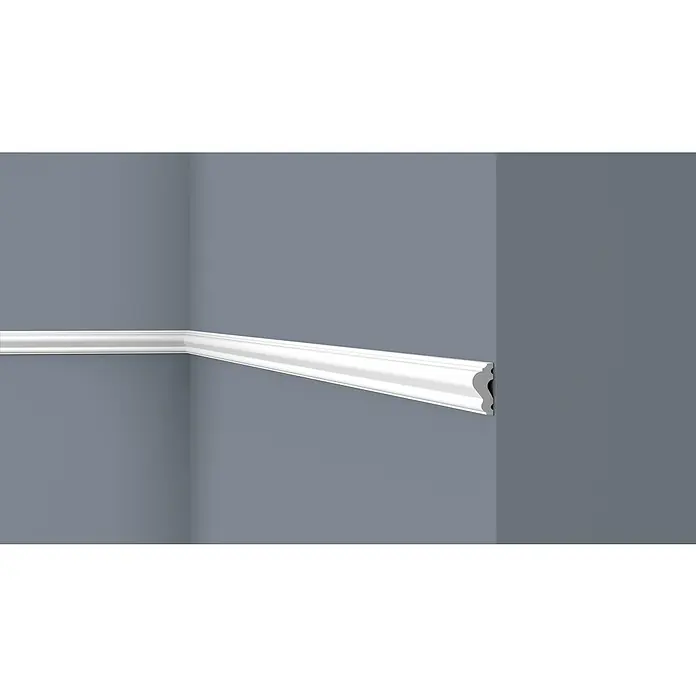 SCHÖNER WOHNEN-Kollektion Zierprofil Wandleiste Elegant 4 - 200 cm x 11 mm x 22 mm, Hochverdichtetes extrudiertes Polymer (HDPS) - Eine Nahaufnahme einer weißen Sockelleiste, die an einer grauen Wand entlangläuft und einen stilvollen Übergang zwischen Wand und Boden schafft.
