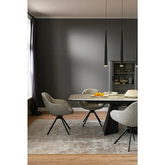 SCHÖNER WOHNEN-Kollektion Zierprofil Deckenleiste Modern 1 - 2 m x 45 mm x 45 mm, Hochverdichtetes extrudiertes Polymer (HDPS) - Ein modernes Esszimmer mit einem grauen Tisch, Stühlen und minimalistischen Hängelampen. Stilvolles Design für ein elegantes Zuhause.