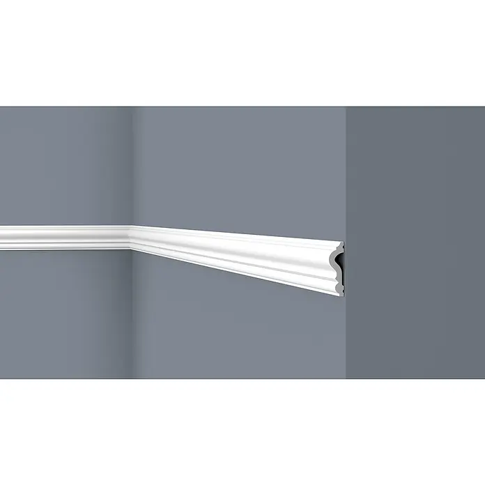 SCHÖNER WOHNEN-Kollektion Zierprofil Wandleiste Elegant 3 - 2 m x 50 mm x 15 mm, Hochverdichtetes extrudiertes Polymer (HDPS) - Nahaufnahme einer stilvollen weißen Sockelleiste an einer grauen Wand, die Eleganz und Detailreichtum des Produkts hervorhebt.