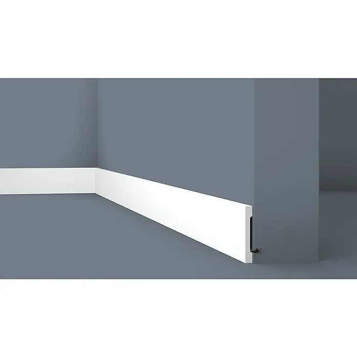 SCHÖNER WOHNEN-Kollektion Sockelleiste Modern 6 - 200 cm x 110 mm x 15 mm, Hochverdichtetes extrudiertes Polymer (HDPS) - Eine Nahaufnahme von weißen Fußleisten an einer grauen Wand, die saubere Linien und moderne Innenarchitektur hervorhebt.
