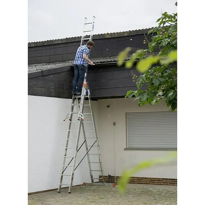 Krause Monto Mehrzweckleiter Tribilo - Arbeitshöhe: 9,3 m, Anzahl Tritte: 36 Stk., Belastbarkeit: 150 kg, Aluminium - Mann benutzt eine Krausse Leiter, um ein Dach zu erreichen. Die Leiter bietet Stabilität und sicheren Zugang für Arbeiten in der Höhe.