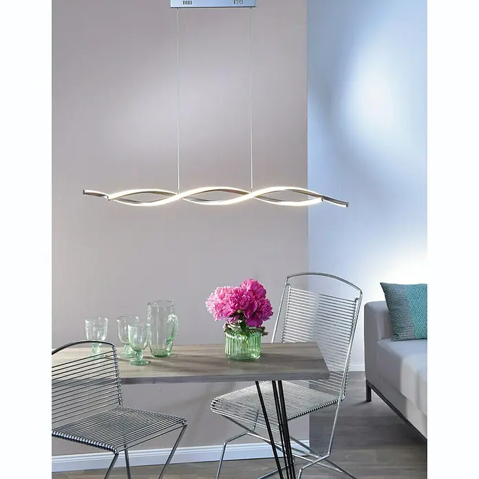 Paul Neuhaus Polina LED-Pendelleuchte - Warmweiß - Elegante LED-Hängeleuchte in Chrom über einem Esstisch mit Blumen und Gläsern. Das Lichtdesign ist modern und stilvoll.