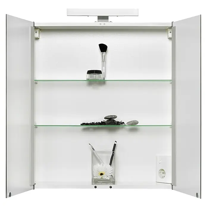 Jokey Spiegelschrank Mandiol II - B x H: 63 x 75 cm, Holz, Weiß - Aufnahme eines offenen Spiegelschranks mit Glasböden, der mit Badutensilien wie Make-up und Steinen dekoriert ist.