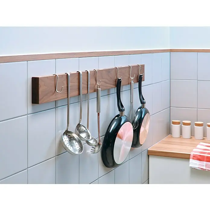Tesa Powerbond Cinta de doble cara Azulejos/Metal - L x An: 5 m x 1,9 cm, Blanco - Utensilios de cocina como cucharones y sartenes, colgando en una barra de madera en la pared. Solución de almacenamiento práctica para la cocina.