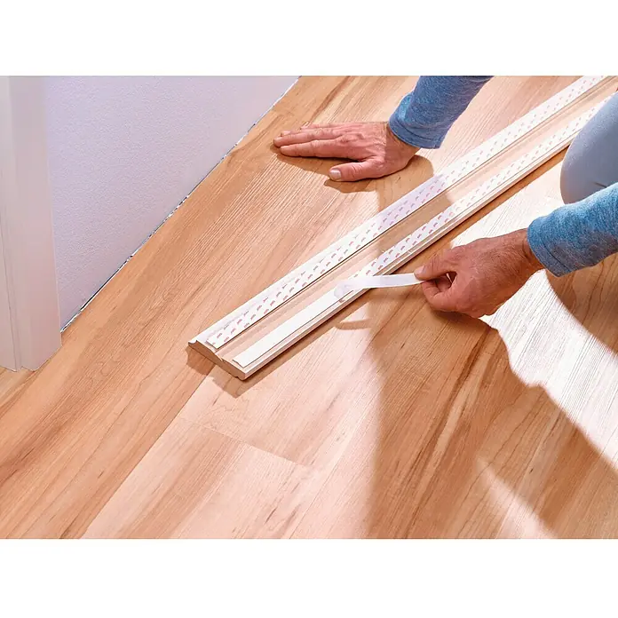 Tesa Powerbond Cinta de doble cara Paredes pintadas/Yeso - L x An: 5 m x 1,9 cm, Blanco - Instalación de zócalos autoadhesivos. Fácil y rápido de colocar para un acabado limpio en la habitación.