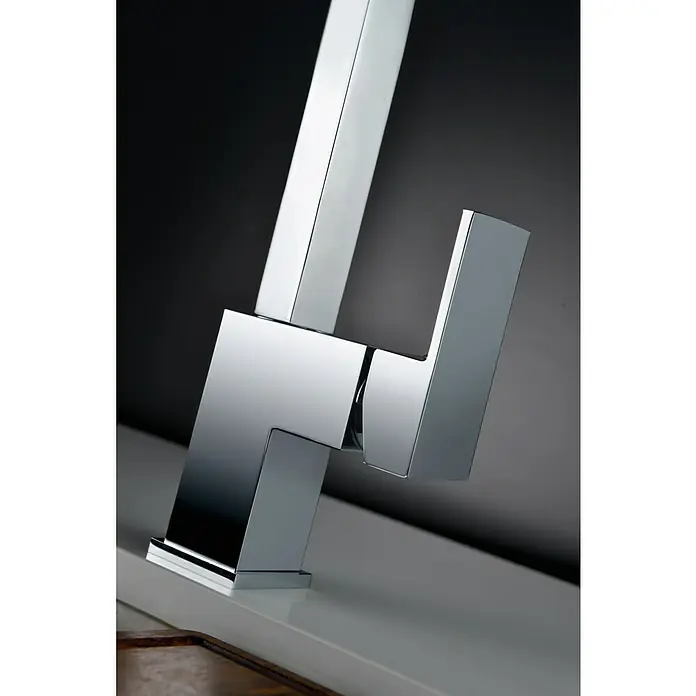 Imex Grifo de cocina ósmosis Capri - Cromo - Primer plano de un moderno grifo cromado cuadrado que combina estilo y elegancia en el baño.